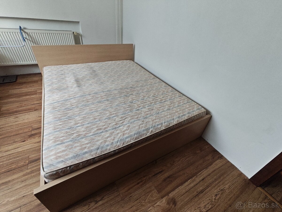 Predám staršiu manželskú posteľ 160x200 s matracom - 2