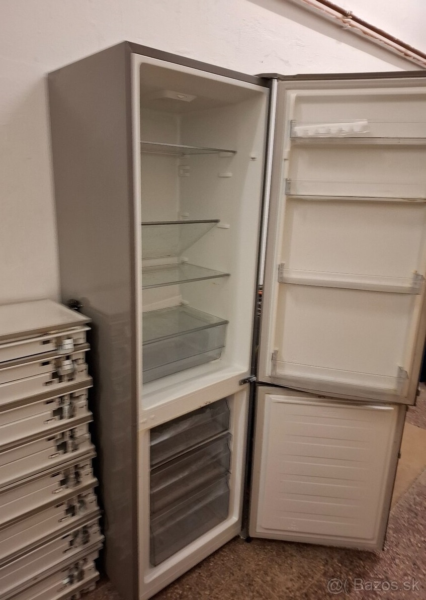 Chladnička strieborná - 2
