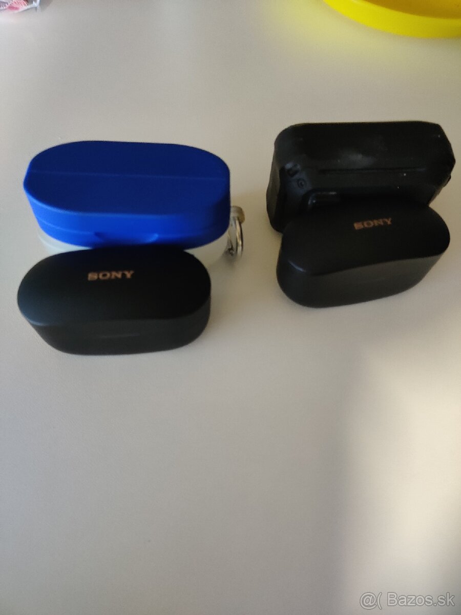 Sony WF 4 nabíjacia krabička a práve slúchadlo. - 2