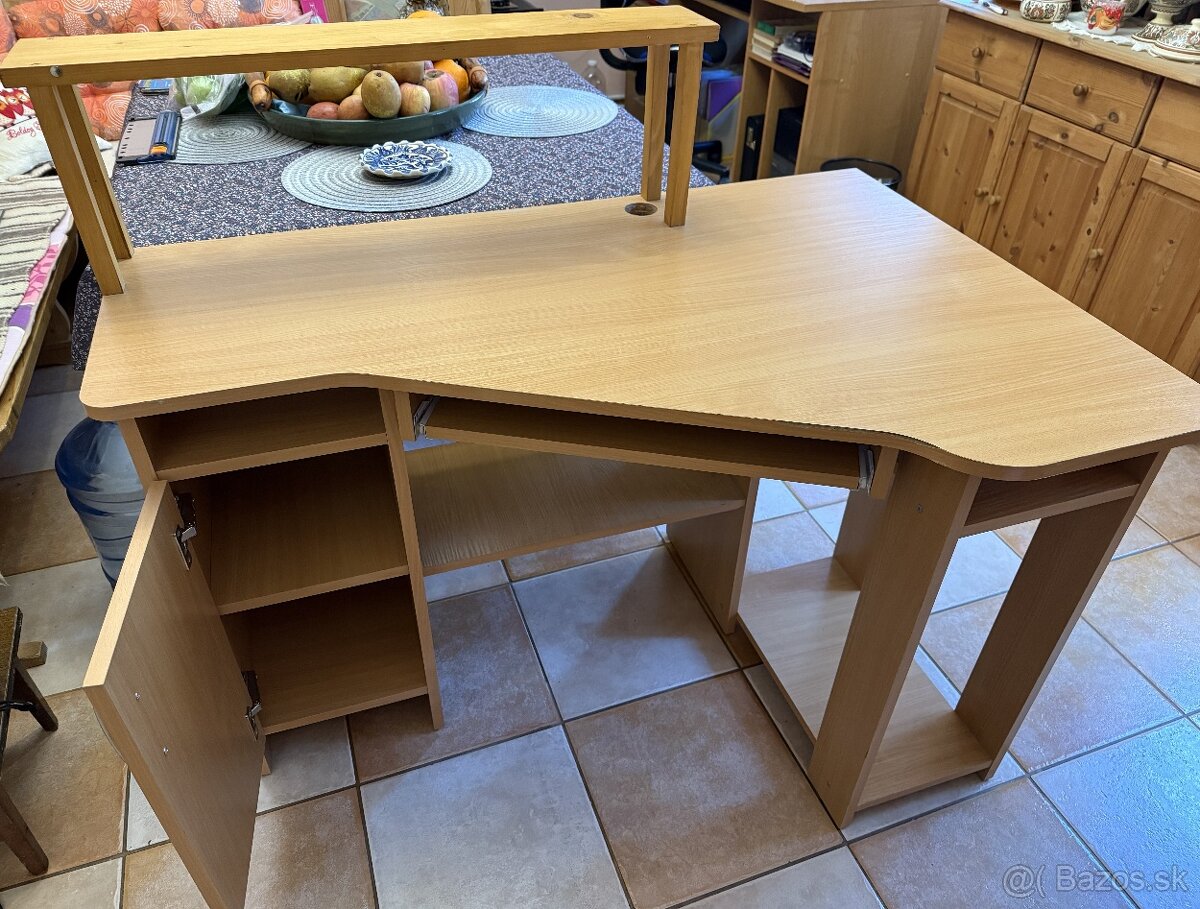 Písací stôl v dobrom stave - 2