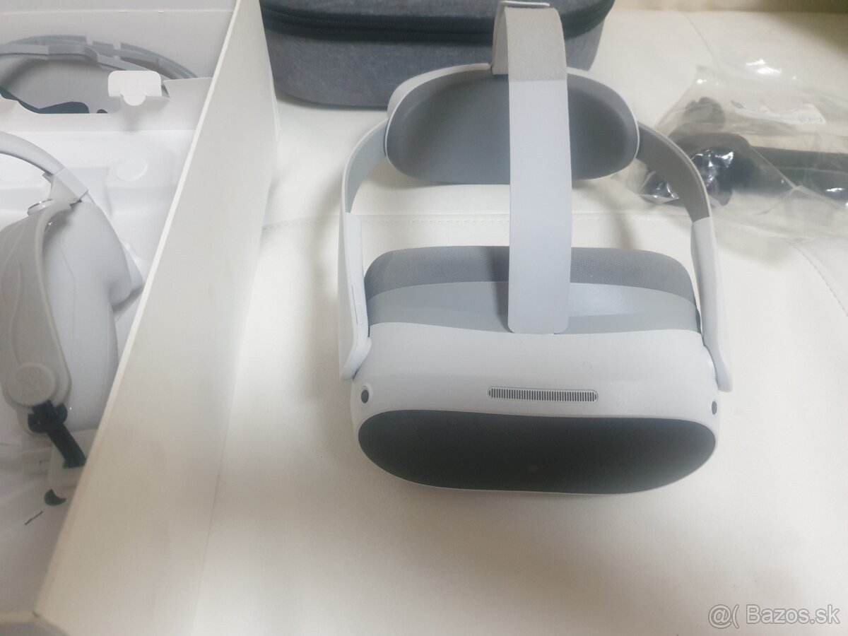 Pico 4 s prislusenstvom a hramy. - 2