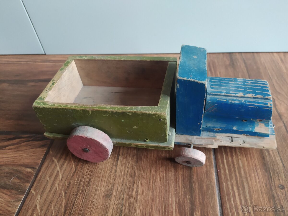 Stará hračka drevené auto. - 2