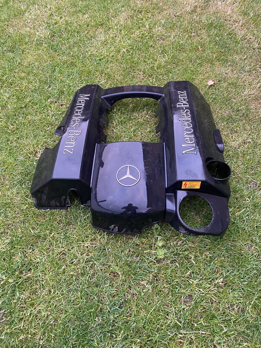 Kryt motora Mercedes 3.0 v6 - 2