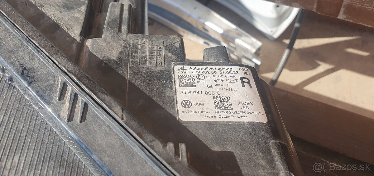 pravé a ľavé predné svetlo vw touran 5TB - 2