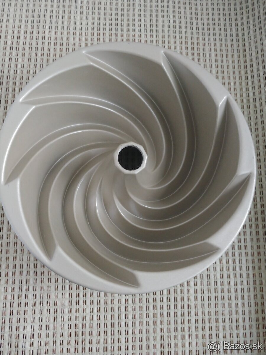 Forma na bábovku RONDO, zn. Nordic Ware, Platinum Collection - 2