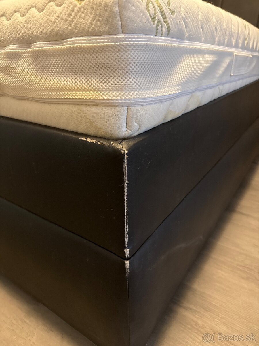 Čalúnená posteľ - 2