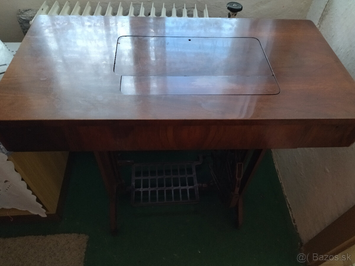 Predám funkčný historický šijací stoj - 2