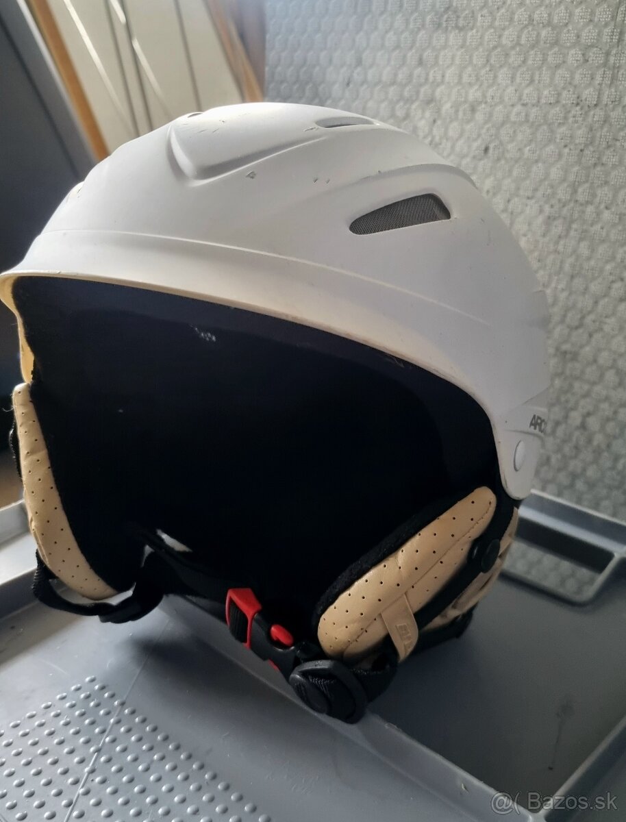 Detské/juniorské lyže + paličky (25 €) + 2× helma (15 €/ks) - 2