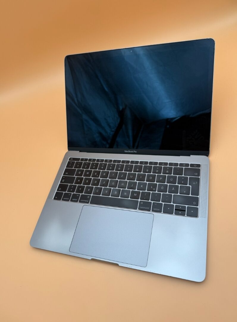 MacBook Pro 13 2017 i5 / 8GB RAM / 256GB SSD - 2