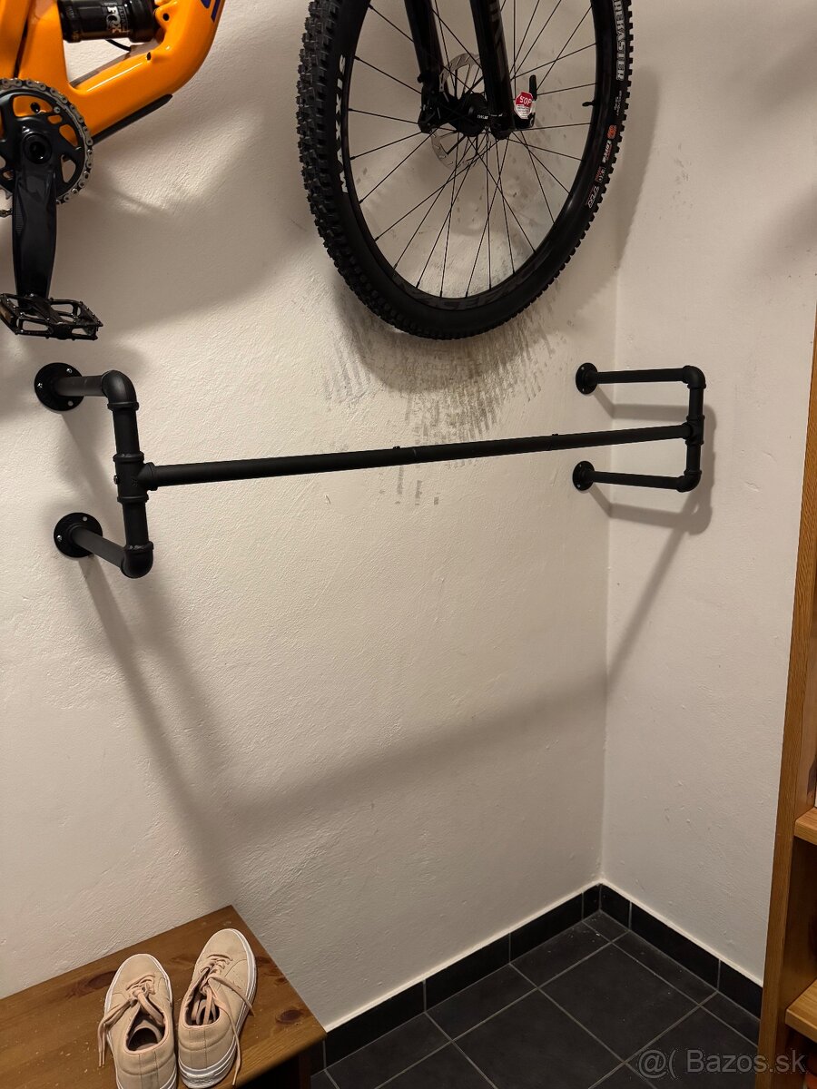 Vešiak industriálny kovový (nový) - 2