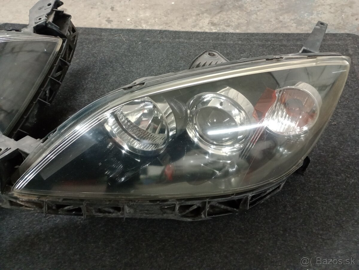 Mazda 3 2005r predné svetlá..spetne zrkadlo spolujazdca. - 2