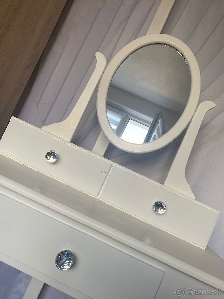 Kozmetický stolík - 2