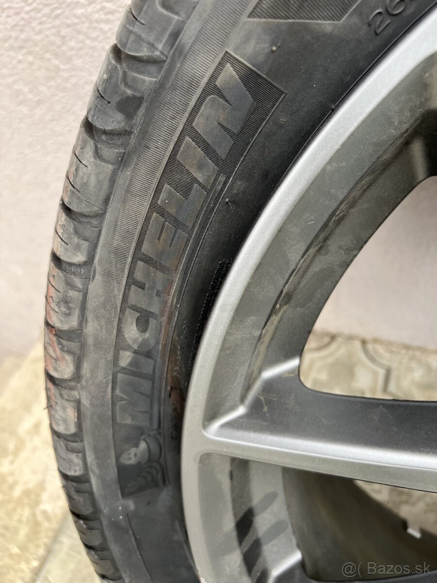 Predám org.elektrón Range Rover aj s gumov mierne oškretý.