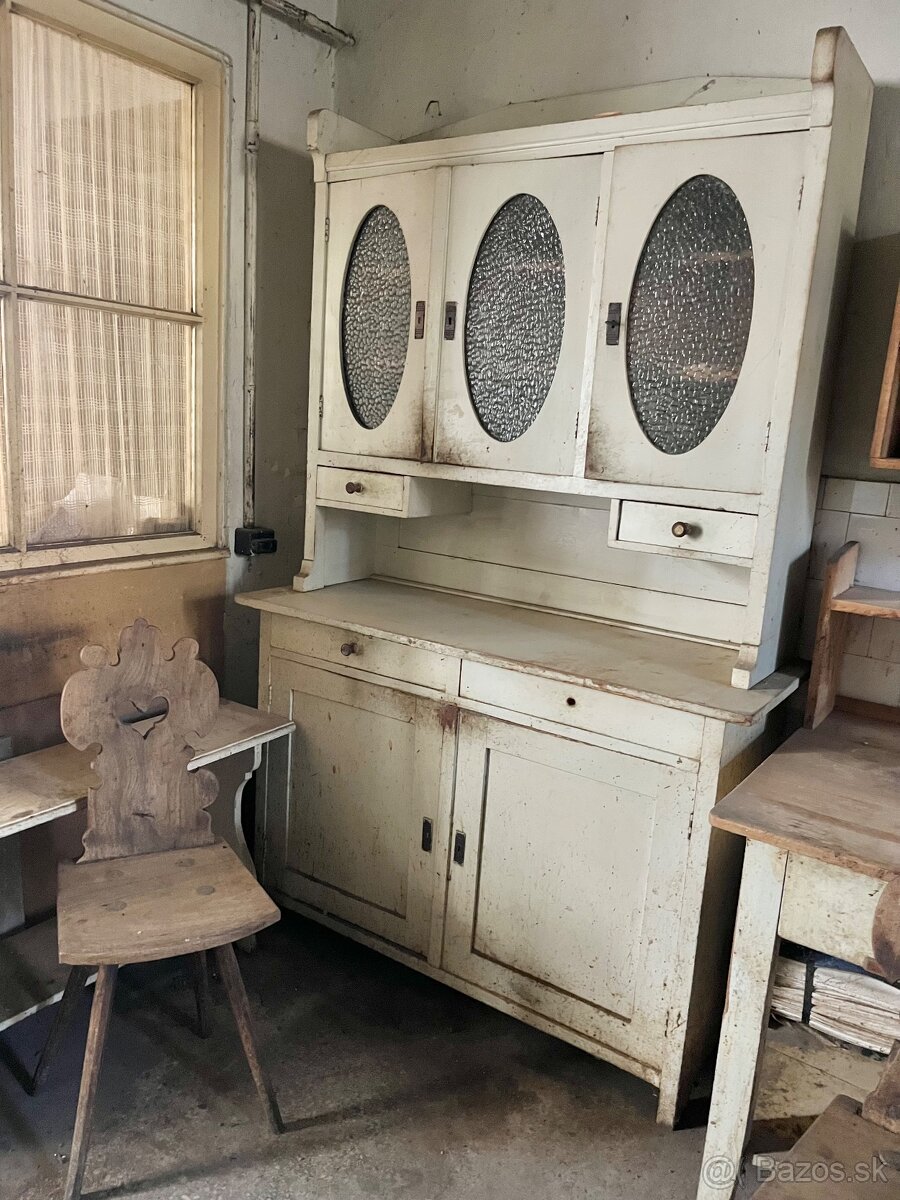 Stary kredenc v povodnom stave - 2