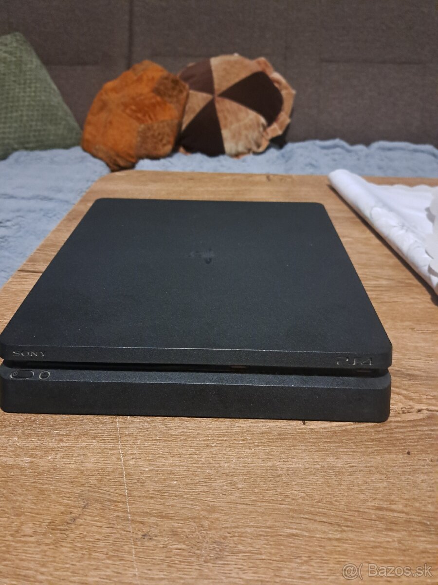 Predám PlayStation 4 slim - 2