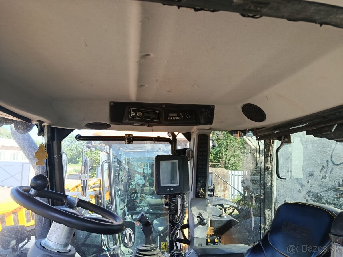 Predám JCB FASTRAC 4220 - 2
