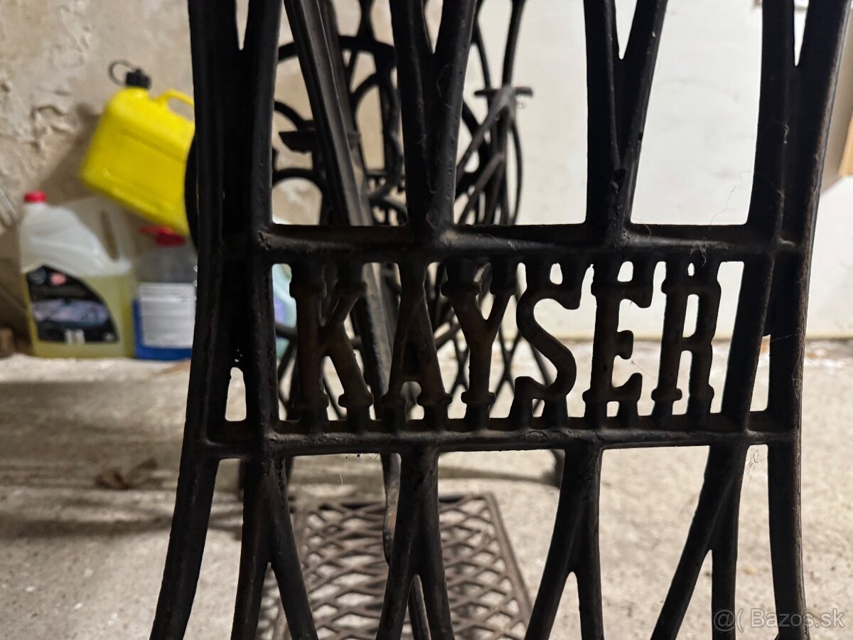 Liatinový rám na šijací stroj. - 2