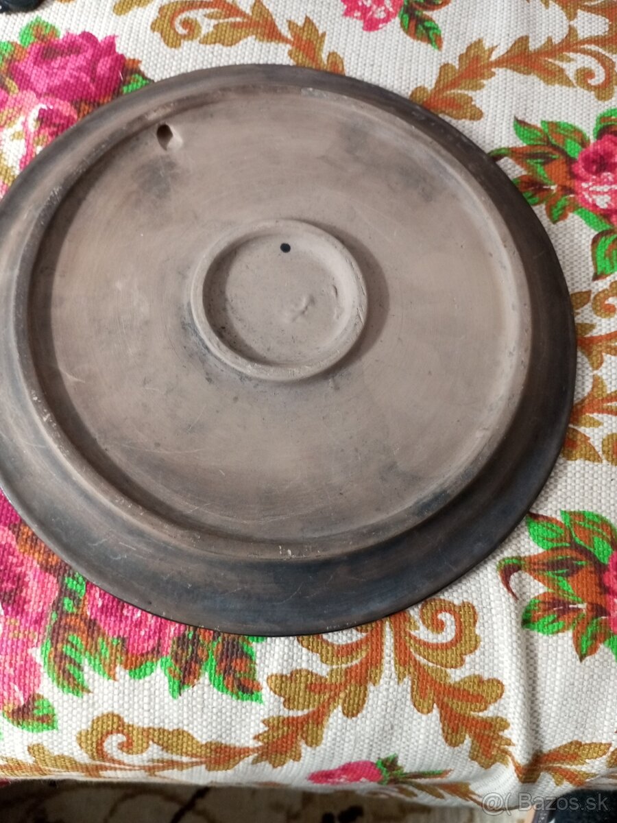 Okarasny kameninovy tanier. - 2