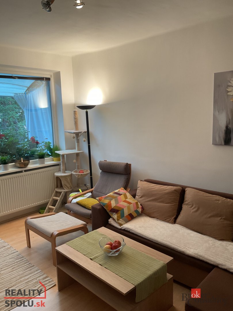 REZERVOVANÉ:Priestranný 3-izbový byt v Bernolákove: pokoj, z - 2