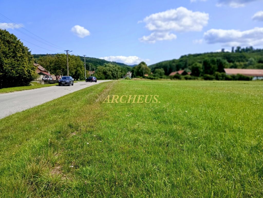 Exkluzívny pozemok pri ceste a sieťach v obci Jablonové - 2