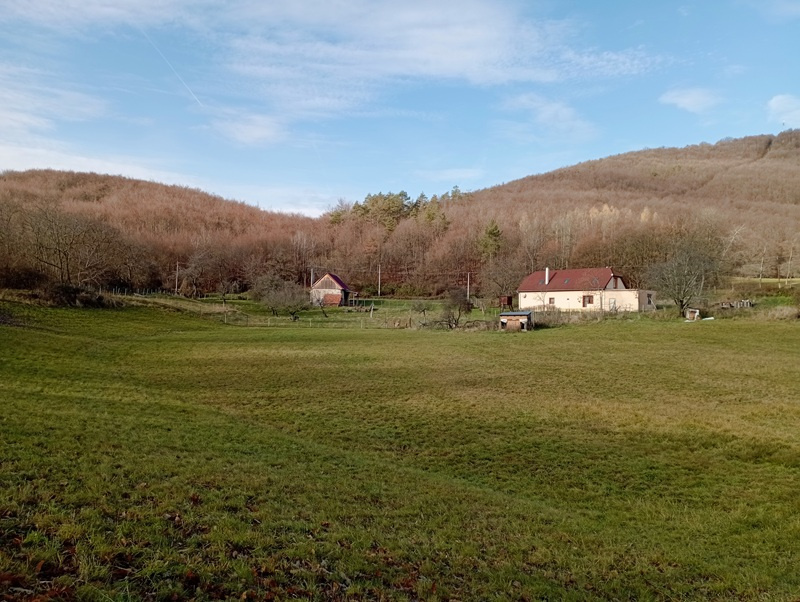 Vidiecka usadlosť po rekonštrukcii v obci Uhliská - 5993 m2 - 2