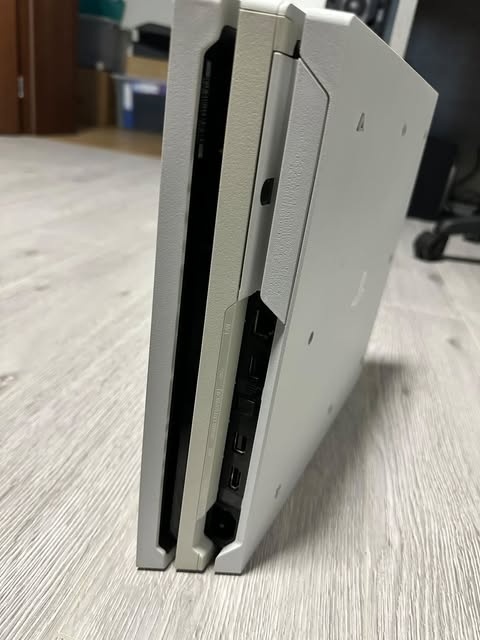 Ps4 pro 1TB + 2x joystick - 2