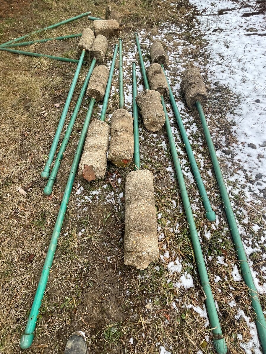 Železné stĺpy k plotu-pevne,ťažké - 2