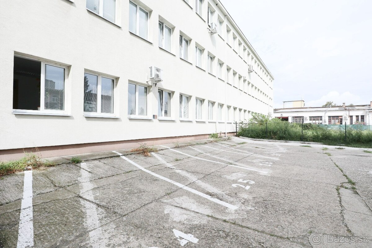 VONKAJŠIE PARKOVACIE STÁTIE v BLÍZKOSTI ZIMNÉHO ŠTADIÓNA - 2