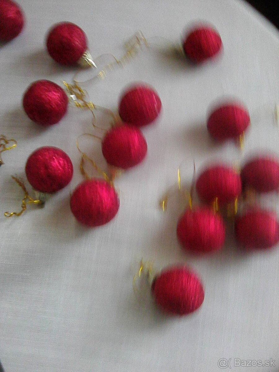 Predám malé červené gulky na stromček - 16 ks spolu. - 2