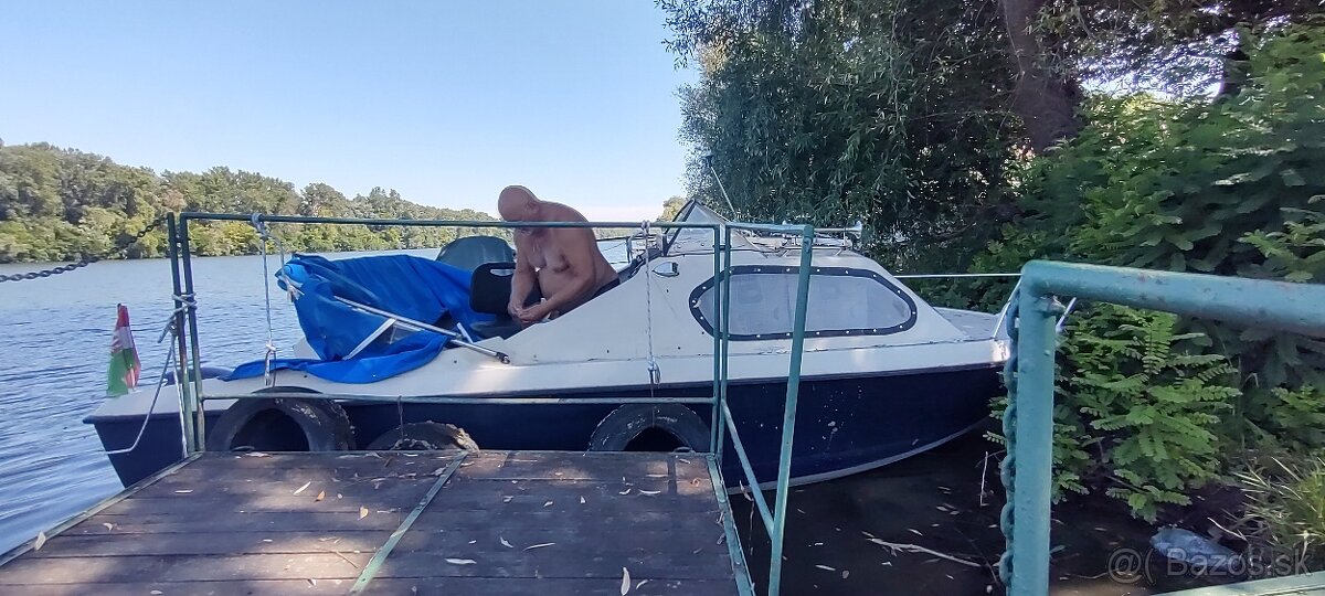 Kajutová loď s motorom 15 HP - 2