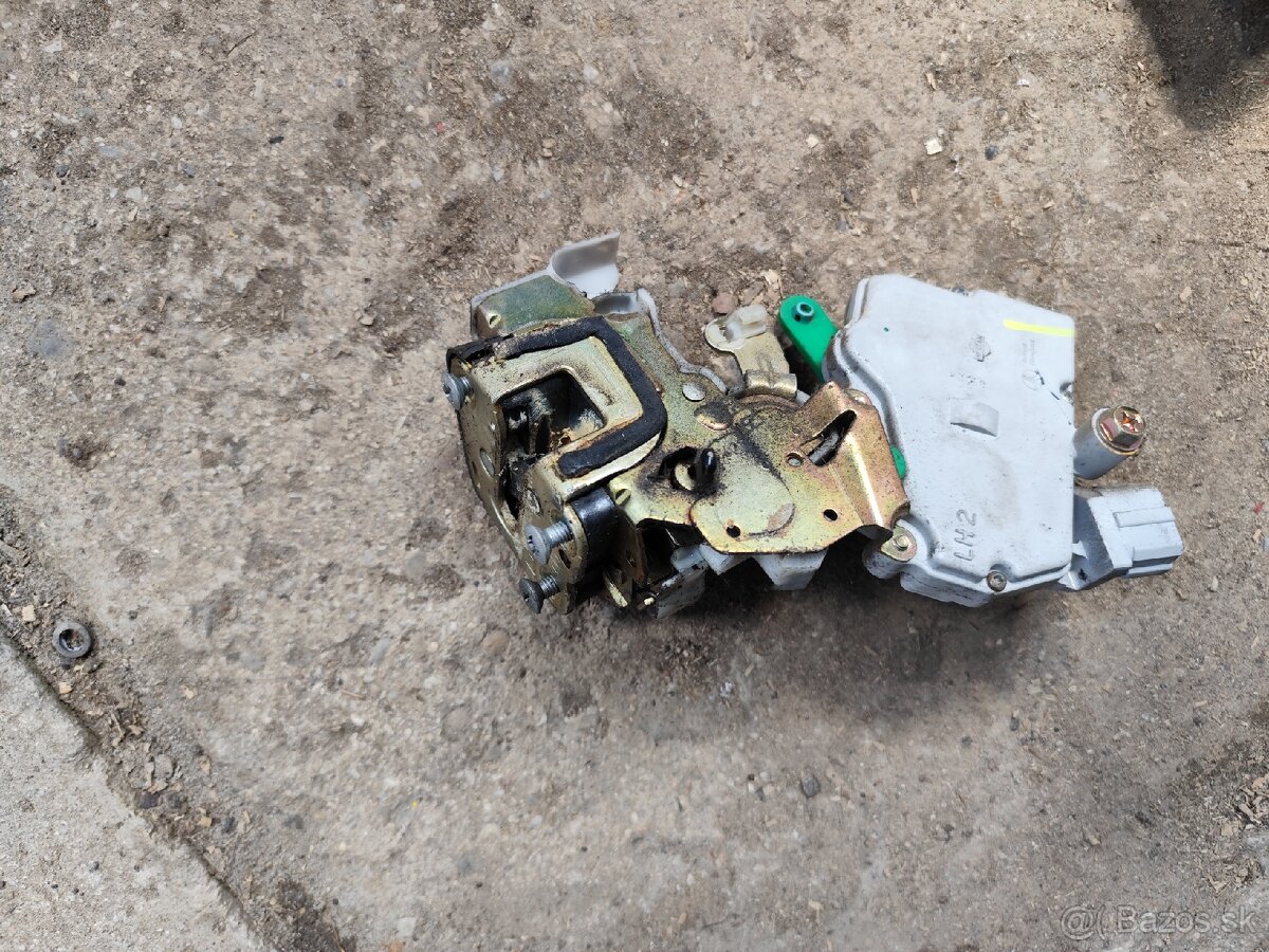 Zámok, centrál Nissan Terrano 2 - 2