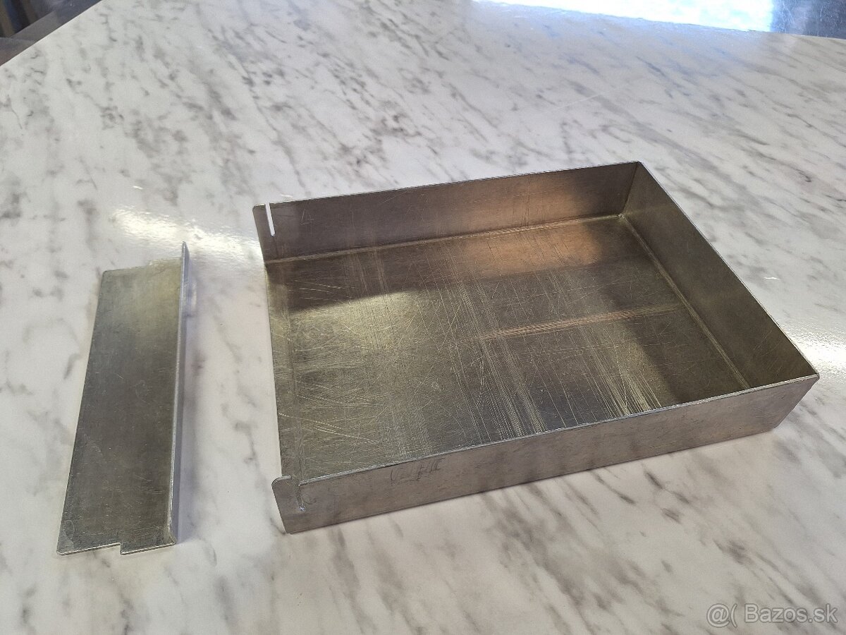 Plech s odnímatelnou stranou - 2