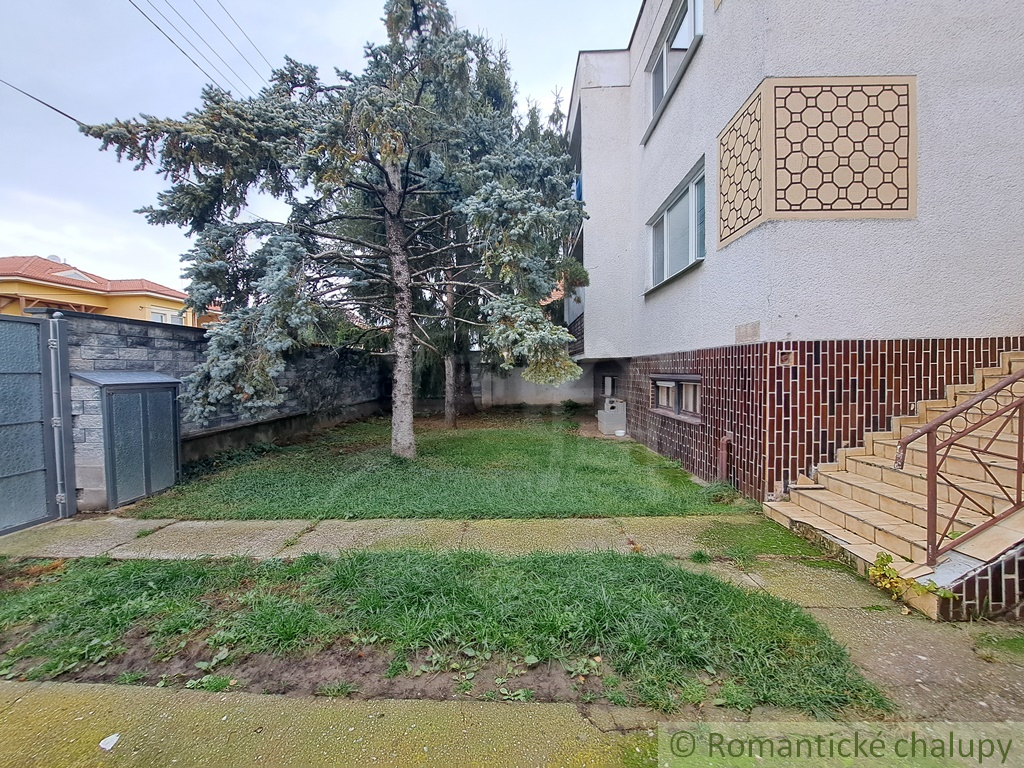 Poschodový dvojgeneračný dom so suterénom a veľkou záhrado - 2