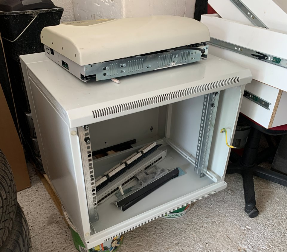 Predam Rack rozvádzač skrinu + patch panel - 2