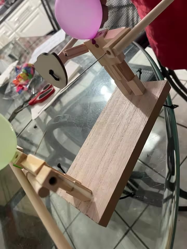 Drevená spoločenská hra – Šermiari s balónikmi - 2