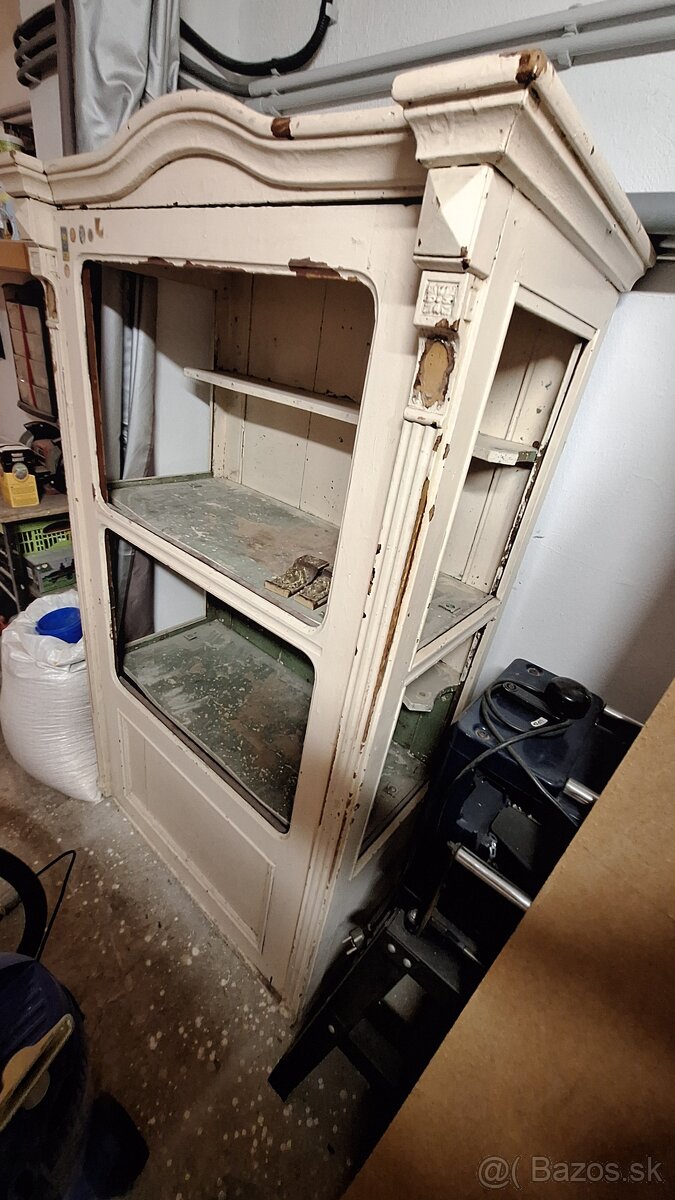 Vitrína historizmus - 2