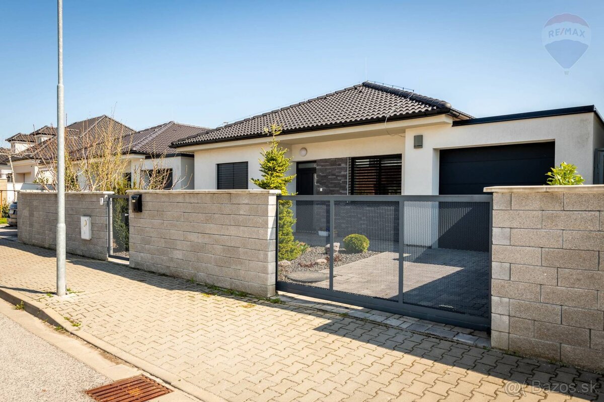 4 - izbová novostavba - bungalov s garážou na pozemku 422 m2 - 2