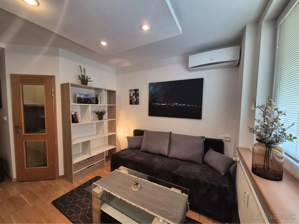 Na prenájom zariadená garsónka, balkón, Štefánikova, Senica - 2