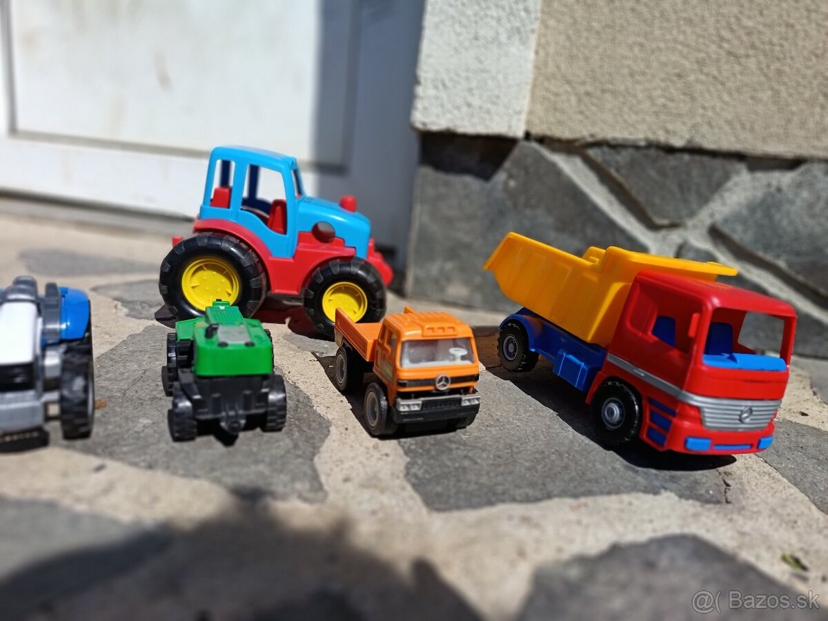 Predám hračky do piesku, autíčka,ruksak. - 2