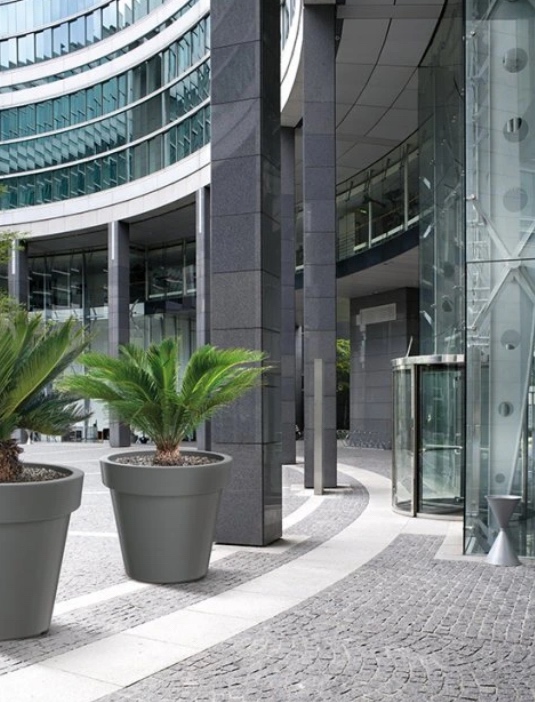 Masívny plastový kvetináč + palma - 2