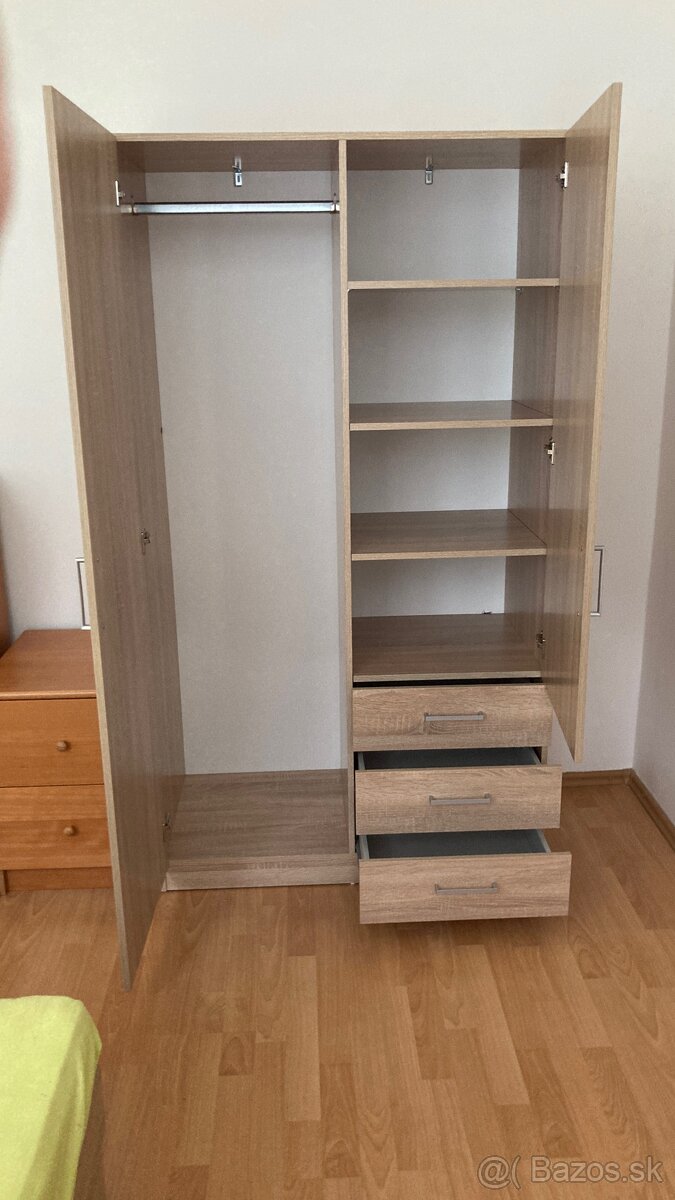 Skoro úplne nová skriňa značky JISK - 2