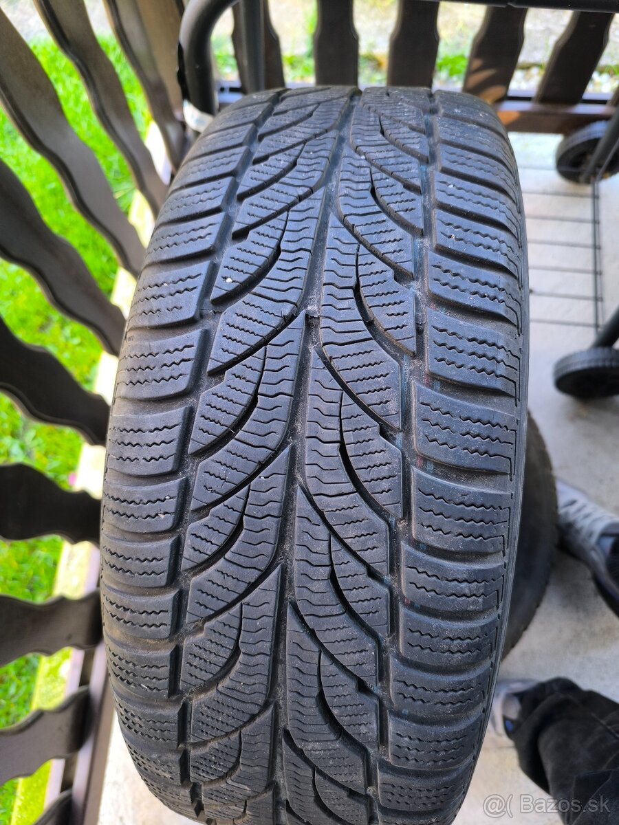 Predám dve zimné gumy aj s plechovými diskami. - 2
