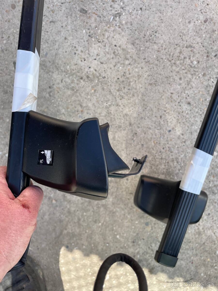 strešny nosič thule + nosiče bicyklov - 2