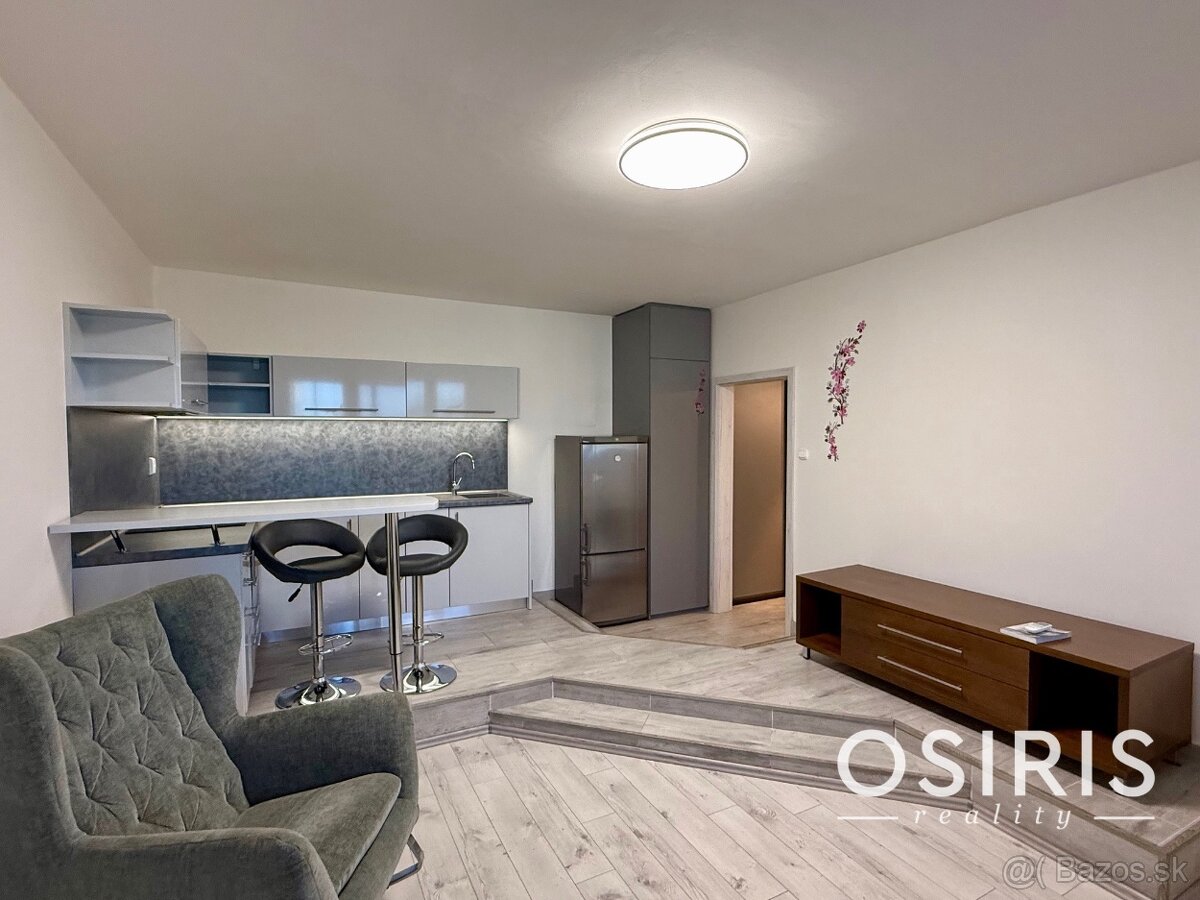 Pekný 2 izbový byt s veľkou zasklenou loggiou - 2