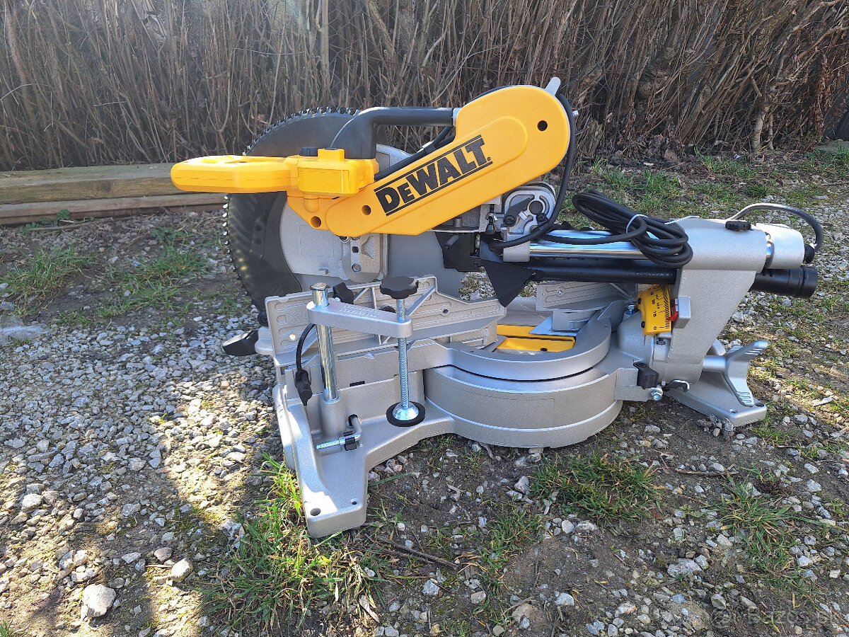 Pokosova pila DeWALT DWS 780 Q5 - 2