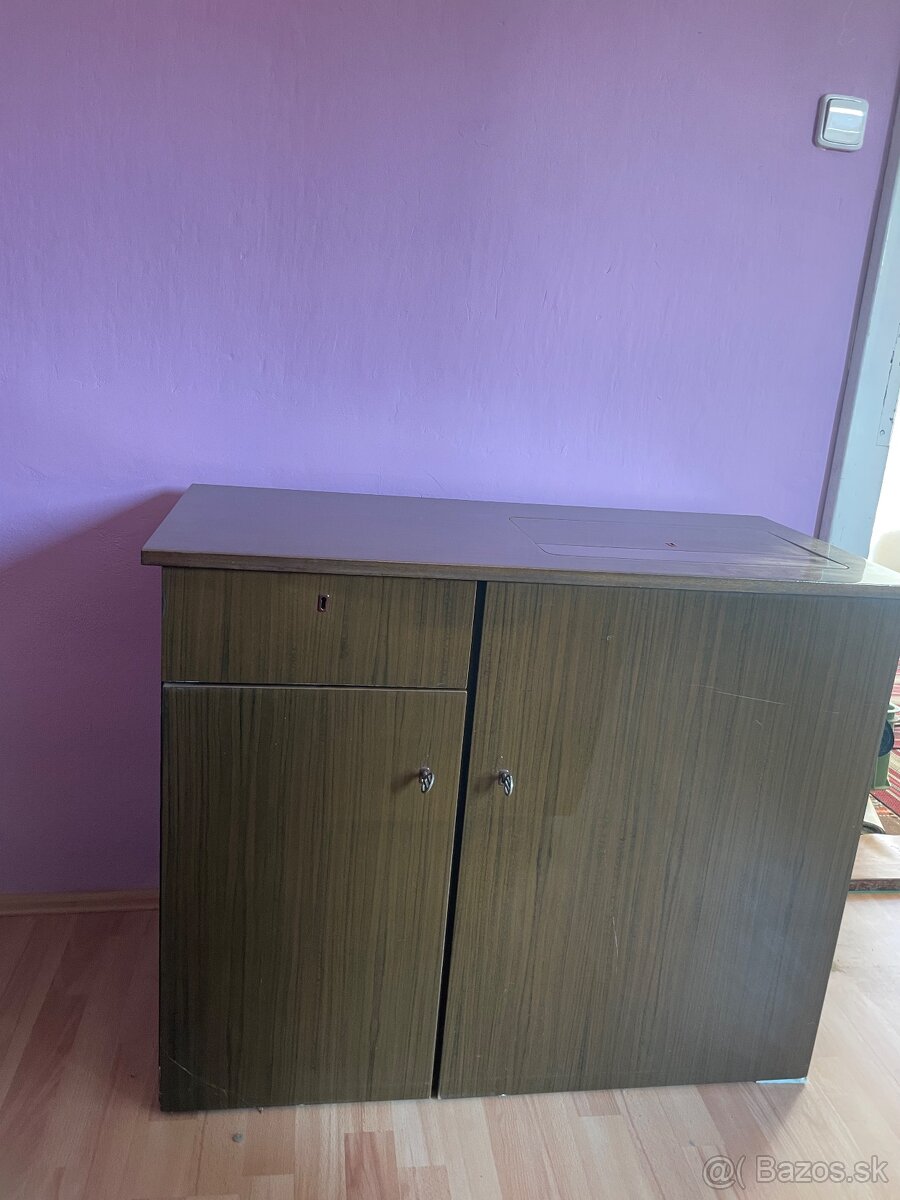 Šijací stroj v skrinke - 2