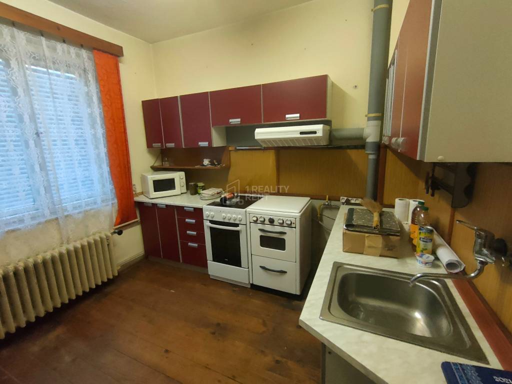 Predaj: RD v pôvodnom stave so záhradou a garážou v Divinke- - 2