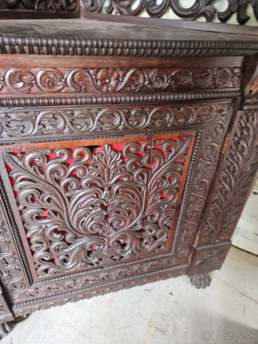 Predám rohovú skrinku s bohatou ručnou rezbou - 2