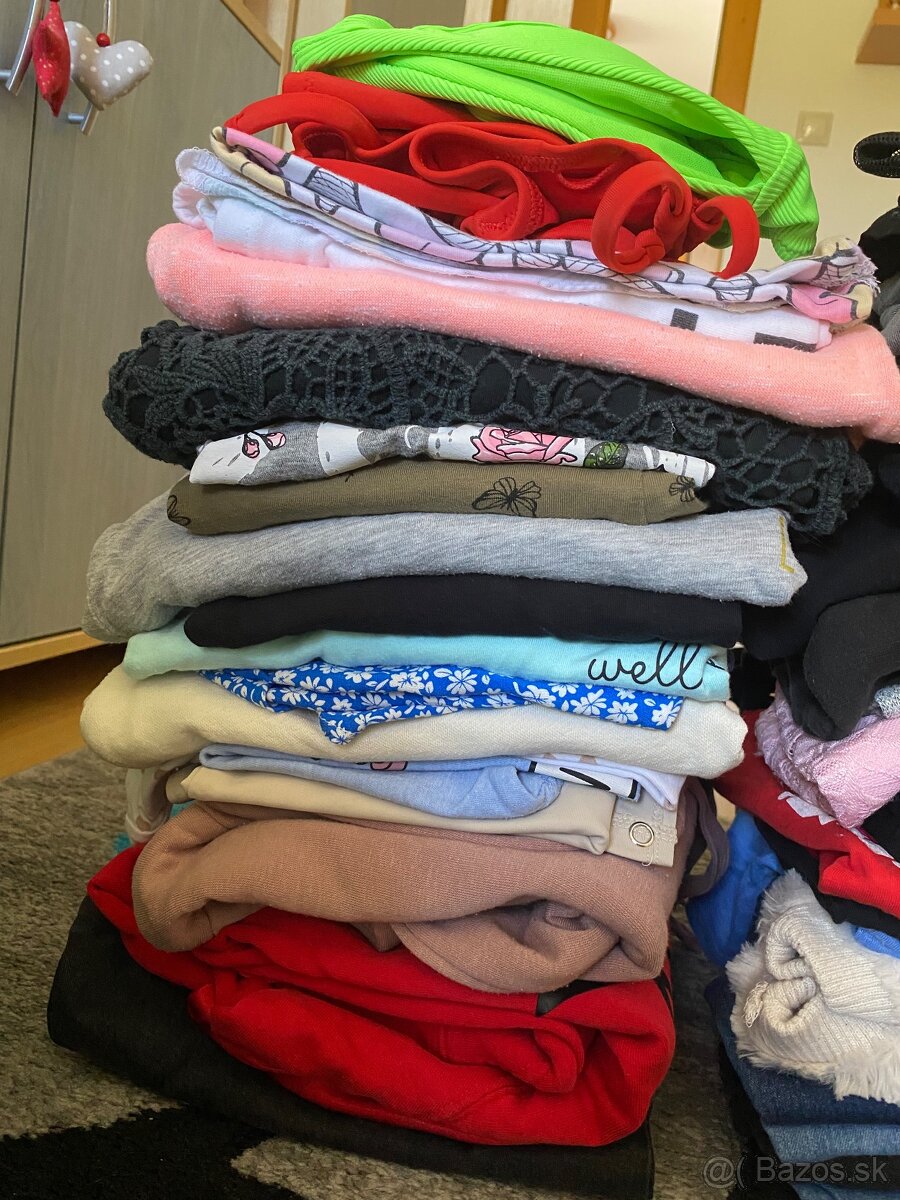 2 kôpky oblečenia - 2