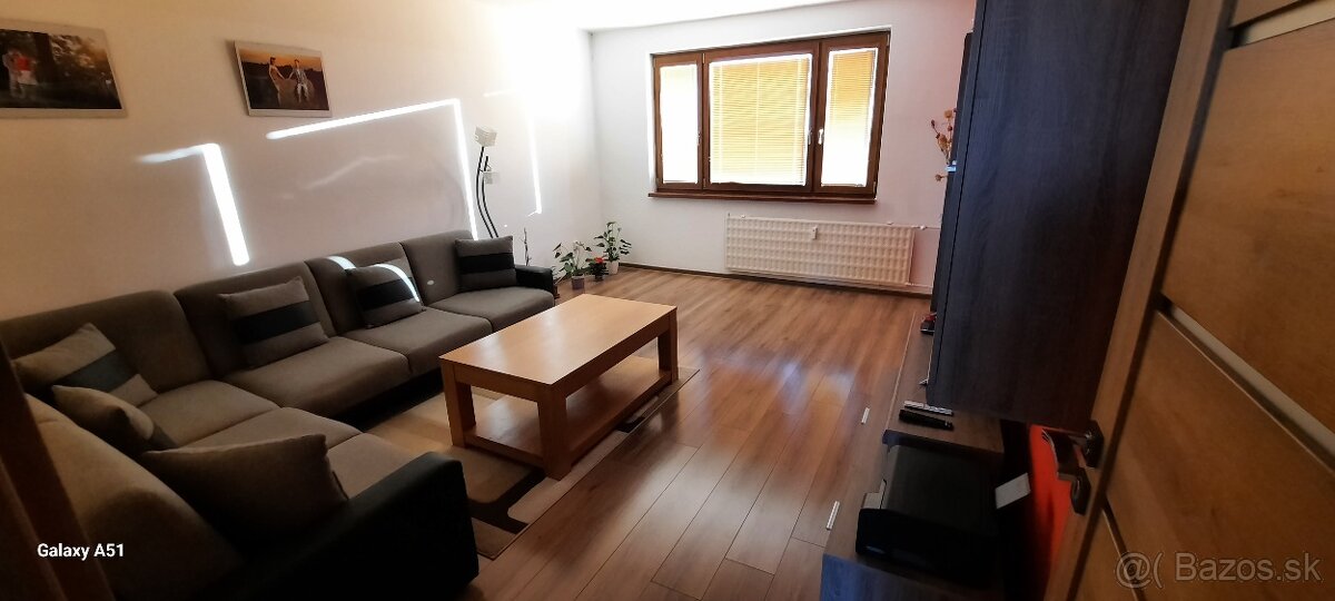 Ponúkam na predaj 3 izbový byt s garážou v Hurbanove - 2